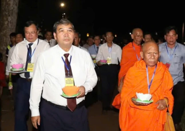 Chư Tăng cùng các đại biểu nhiễu hoa đăng quanh Ao Bà Om