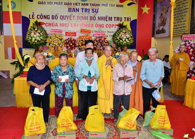 Trao quà đến bà con có hoàn cảnh khó khăn tại địa phương