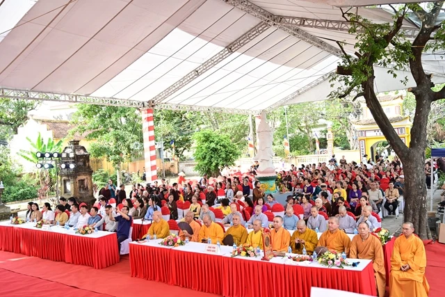 Chư tôn đức Tăng Ni, đại biểu, Phật tử tham dự buổi lễ