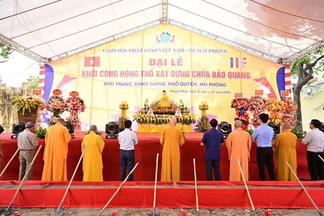 Chư tôn đức niêm hương bạch Phật