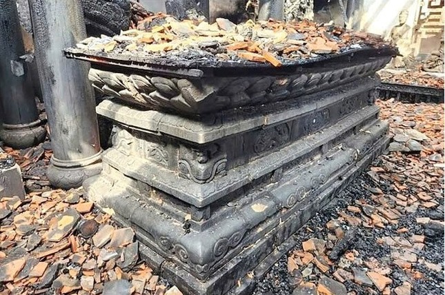 Vụ hỏa hoạn chùa Phổ Quang hôm 23-10-2024 đã thiêu rụi chính điện, cùng với 27 pho tượng Phật cổ. Riêng bảo vật quốc gia là bệ đá hoa sen vẫn còn, nhưng ảnh hưởng sức nóng của lửa đã bị vỡ một số cánh hoa