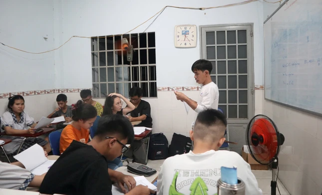 Không chỉ truyền đạt kiến thức, thầy Khánh còn chỉ dạy các em kỹ năng giao tiếp, cách đối nhân xử thế