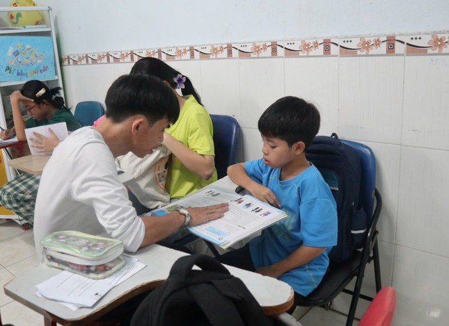 Thầy Khánh cặm cụi chỉ dạy những đứa trẻ có hoàn cảnh khó khăn Thầy Khánh cặm cụi chỉ dạy những đứa trẻ có hoàn cảnh khó khăn