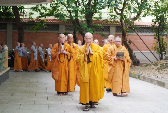 Chư tôn đức nhiễu tháp Chư tôn đức nhiễu tháp