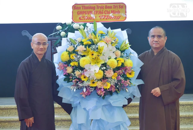 Thượng tọa Thích Thiện Quý trao tặng lẵng hoa chúc mừng của Ban Thường trực Ban Trị sự GHPGVN TP.HCM Thượng tọa Thích Thiện Quý trao tặng lẵng hoa chúc mừng của Ban Thường trực Ban Trị sự GHPGVN TP.HCM