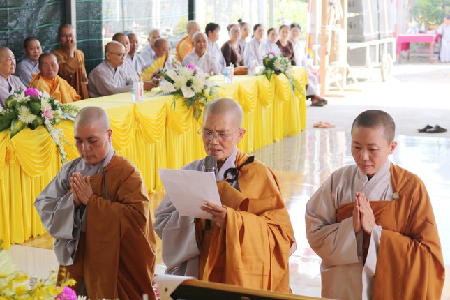 Sư cô Thích nữ Thiên Thanh dâng lời phát nguyện Sư cô Thích nữ Thiên Thanh dâng lời phát nguyện