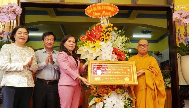 Lãnh đạo Q.3 chúc mừng Đại đức Thích Thiện Châu, tân trụ trì chùa Vạn Quốc (P.10, Q.3, TP.HCM) Lãnh đạo Q.3 chúc mừng Đại đức Thích Thiện Châu, tân trụ trì chùa Vạn Quốc (P.10, Q.3, TP.HCM)