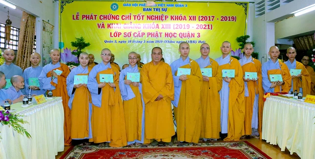Hòa thượng Thích Minh Hiền trao chứng chỉ tốt nghiệp đến Tăng Ni sinh khóa XII niên khóa 2017-2019 Hòa thượng Thích Minh Hiền trao chứng chỉ tốt nghiệp đến Tăng Ni sinh khóa XII niên khóa 2017-2019