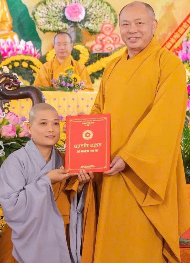 Thượng tọa Thích Tâm Định trao quyết định bổ nhiệm trụ trì chùa Linh Quang đến Sư cô Thích nữ Thúy Nghiêm Thượng tọa Thích Tâm Định trao quyết định bổ nhiệm trụ trì chùa Linh Quang đến Sư cô Thích nữ Thúy Nghiêm