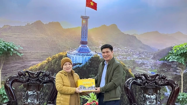 Ông Đỗ Quốc Hương, Phó Bí thư Huyện ủy, Chủ tịch UBND huyện Đồng Văn tặng quà đến phái đoàn