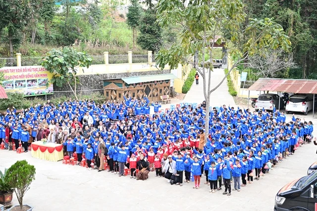 Đoàn trao áo ấm, túi quà cho học sinh liên trường xã Tả Lủng