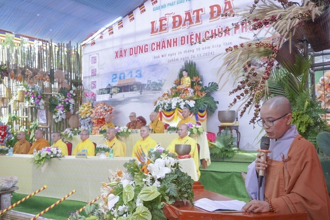 Sư cô Thích nữ Huệ Pháp, trụ trì chùa Phước Huệ phát biểu khai mạc Sư cô Thích nữ Huệ Pháp, trụ trì chùa Phước Huệ phát biểu khai mạc