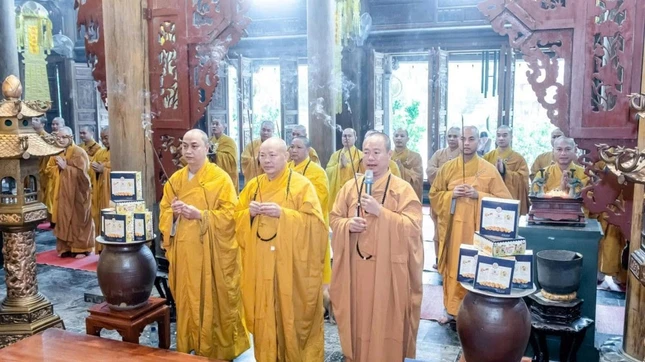 Chư tôn đức dâng hương tưởng niệm