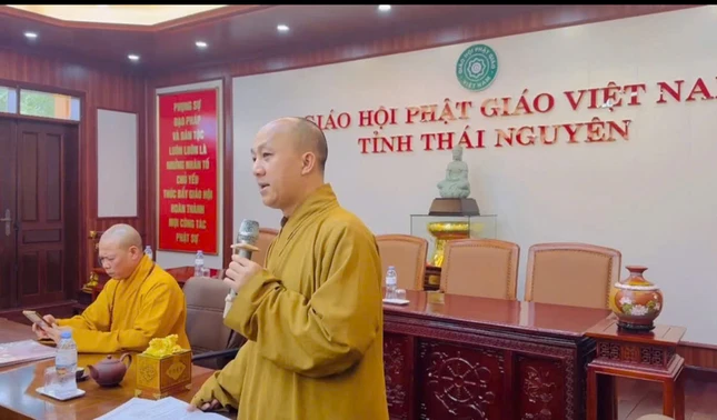 Đại đức Thích Chúc Tiếp báo cáo tại phiên họp Đại đức Thích Chúc Tiếp báo cáo tại phiên họp