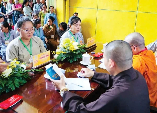 Nguyễn Thị Thu Hương (áo tràng lam)