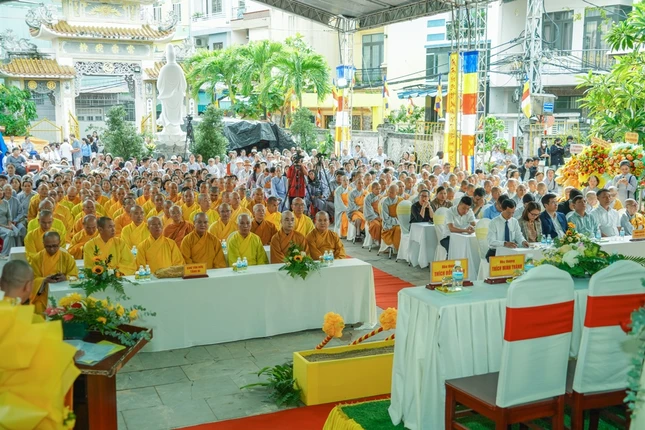 Đông đảo Tăng Ni, đại biểu, Phật tử tham dự lễ