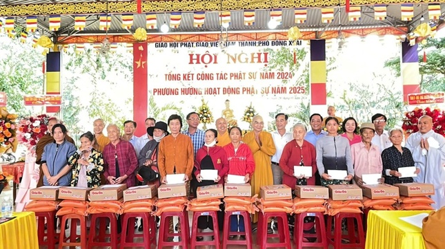 Tặng quà đến các hộ gia đình có hoàn cảnh khó khăn tại địa phương