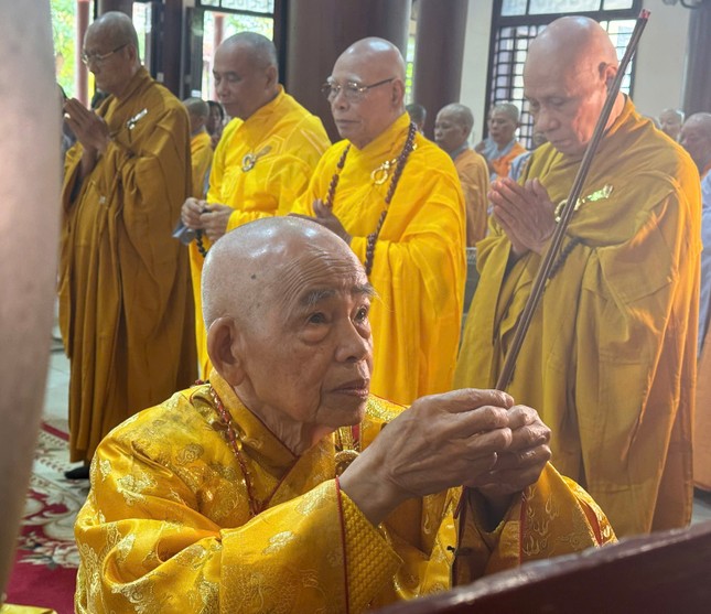 Trưởng lão Hòa thượng Thích Đức Thanh dâng hương tưởng niệm Trưởng lão Hòa thượng Thích Đức Thanh dâng hương tưởng niệm