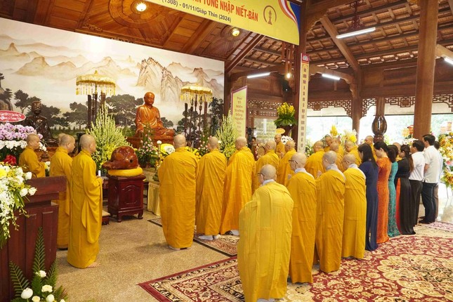 Thành kính dâng hương tưởng niệm