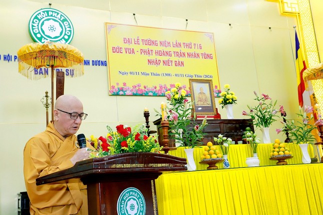 Hòa thượng Thích Huệ Thông cung tuyên tiểu sử và dâng lời tưởng niệm Đức Phật hoàng Trần Nhân Tông