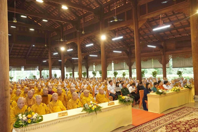 Chư tôn đức Tăng, Ni, đại biểu tham dự lễ Chư tôn đức Tăng, Ni, đại biểu tham dự lễ