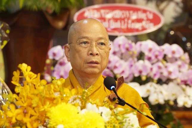 Thượng tọa Thích Huệ Khai cung tuyên tiểu sử Đức vua - Phật hoàng Trần Nhân Tông Thượng tọa Thích Huệ Khai cung tuyên tiểu sử Đức vua - Phật hoàng Trần Nhân Tông