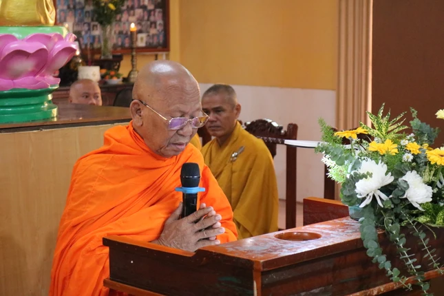 Hòa thượng Thạch Sok Xane tuyên đọc văn tưởng niệm Đức Sơ tổ Điều ngự Giác hoàng Trần Nhân Tông Hòa thượng Thạch Sok Xane tuyên đọc văn tưởng niệm Đức Sơ tổ Điều ngự Giác hoàng Trần Nhân Tông