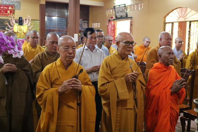 Chư tôn đức, đại biểu dâng hương tưởng niệm