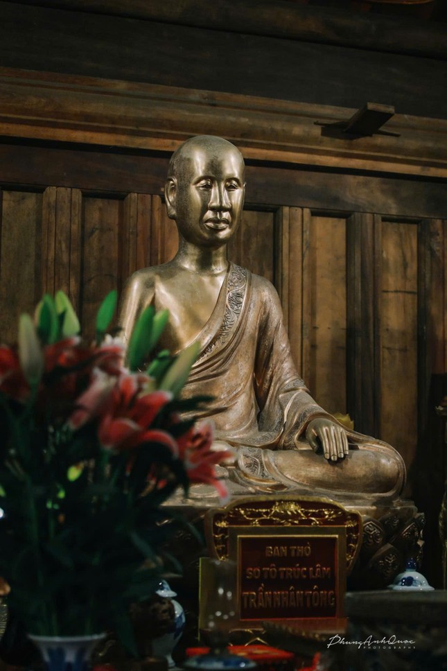 Tôn tượng Phật hoàng Trần Nhân Tông thờ phụng trong chùa Ngọa Vân Thượng - Ảnh: Phùng Anh Quốc