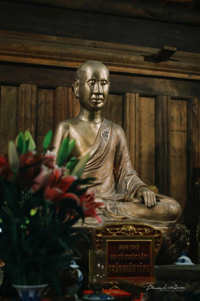 Tôn tượng Phật hoàng Trần Nhân Tông thờ phụng trong chùa Ngọa Vân Thượng - Ảnh: Phùng Anh Quốc
