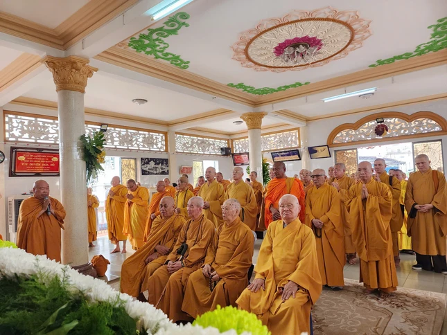 Hòa thượng Thích Giác Pháp phát biểu niệm ân chư tôn giáo phẩm quang lâm dâng hương tưởng niệm cố Trưởng lão Hòa thượng Thích Giác Hà