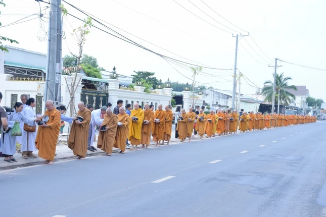 Chư Tăng trì bình khất thực