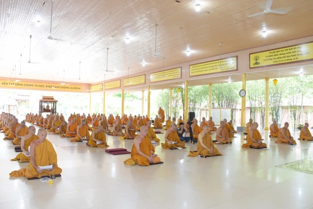 Chư hành giả tham dự khóa tu