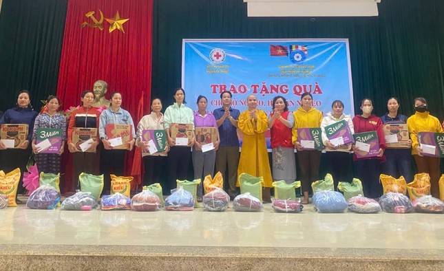 Đại đức Thích Đức Duyệt, trụ trì chùa Thiên Ân trao quà đến hộ nghèo tại xã Hạ Trung