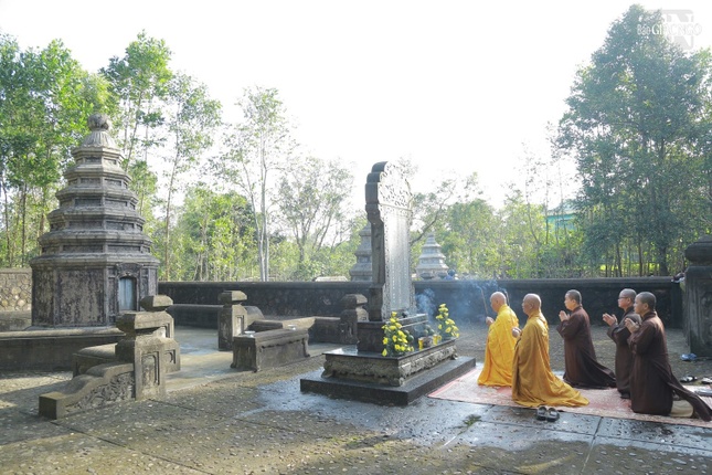 Dâng hương tưởng niệm tại bảo tháp Tổ sư Tâm Khoan Dâng hương tưởng niệm tại bảo tháp Tổ sư Tâm Khoan