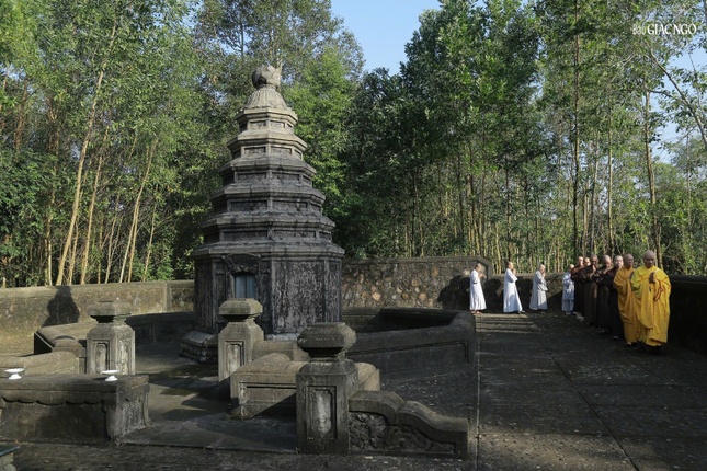 Trưởng lão Hòa thượng Thích Giác Quang cùng Tăng Ni môn phái tổ đình Kim Tiên hữu nhiễu bảo tháp Tổ sư Trưởng lão Hòa thượng Thích Giác Quang cùng Tăng Ni môn phái tổ đình Kim Tiên hữu nhiễu bảo tháp Tổ sư