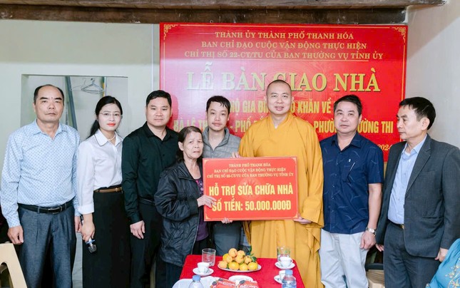 Thượng tọa Thích Tâm Đức trao hỗ trợ 50 triệu đồng đến gia đình bà Lê Thị Thế