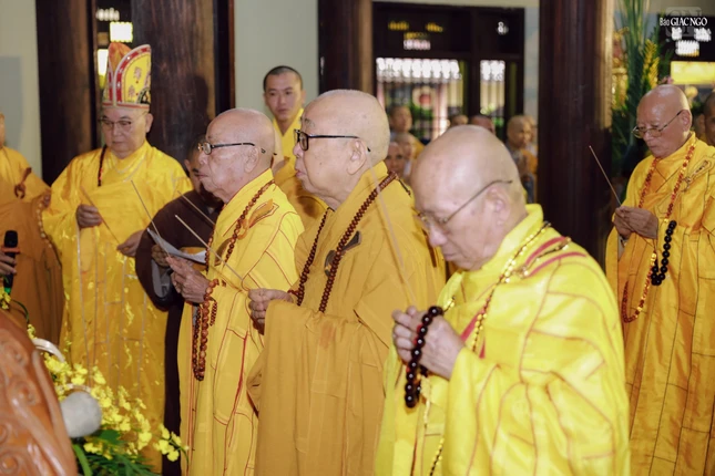 Chư tôn giáo phẩm dâng hương tưởng niệm