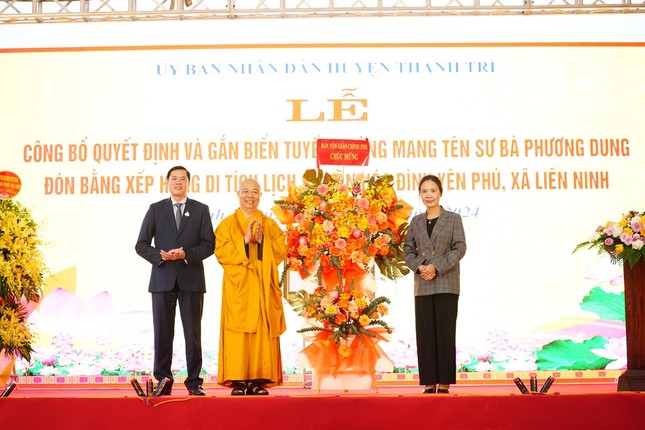 Ban Tôn giáo Chính phủ tặng hoa chúc mừng