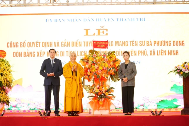 Ban Tôn giáo Chính phủ tặng hoa chúc mừng