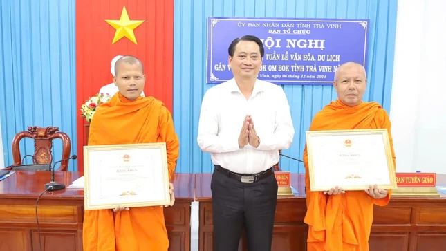 Trao Bằng khen cho tập thể đạt thành tích xuất sắc khi tham gia Hội thi diễu hành, thả hoa đăng tại Lễ hội Ok Om Bok