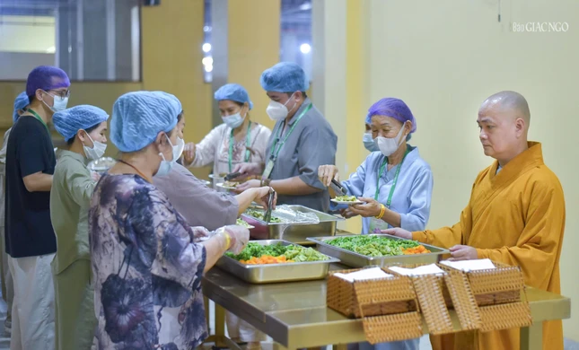 Thượng tọa Thích Thiện Tạo đang hướng dẫn Phật tử đạo tràng Việt Nam Quốc Tự chuẩn bị thức ăn để cúng dường chư hành giả tham dự Tuần huân tu