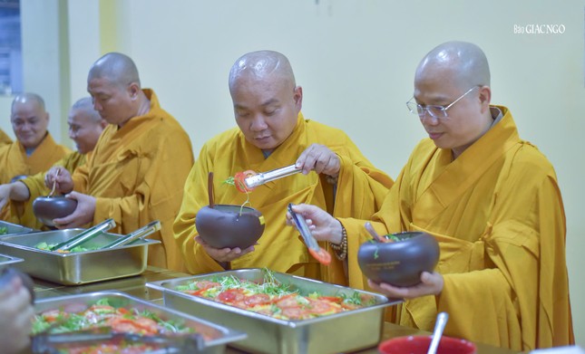 Việc thọ nhận thức ăn diễn ra trong im lặng