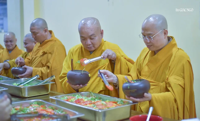 Việc thọ nhận thức ăn diễn ra trong im lặng