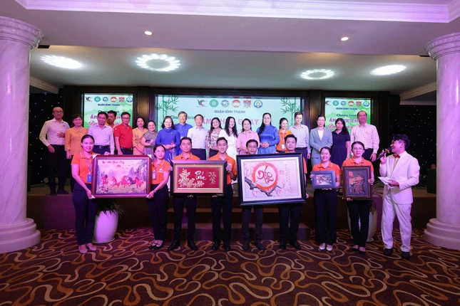 Chương trình còn tổ chức đấu giá các bức tranh để gây quỹ