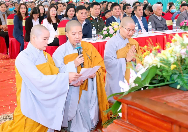 Sư cô Thích nữ Tịnh Nhãn dâng lời phát nguyện