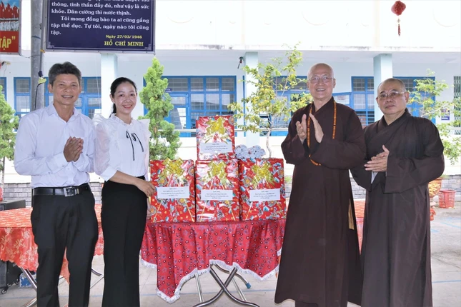 Trao quà đến tập thể cán bộ, giáo viên, công nhân viên nhà trường