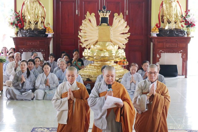 Sư cô Thích nữ Thiên Thuận, tân trụ trì chùa Liên Thành dâng lời phát nguyện Sư cô Thích nữ Thiên Thuận, tân trụ trì chùa Liên Thành dâng lời phát nguyện