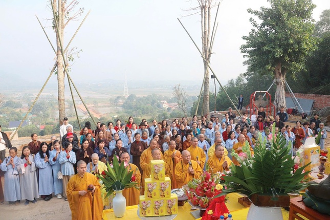 Chư tôn đức niêm hương bạch Phật, cử hành khóa lễ cầu nguyện