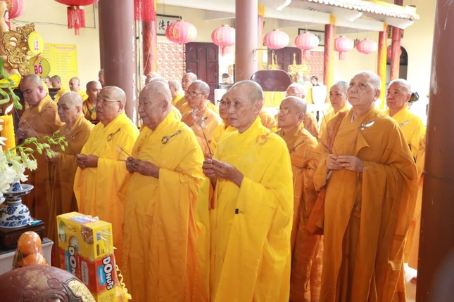 Chư tôn giáo phẩm thắp hương tưởng niệm